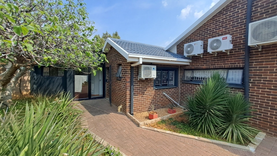 5 Bedroom Property for Sale in Langenhovenpark Free State